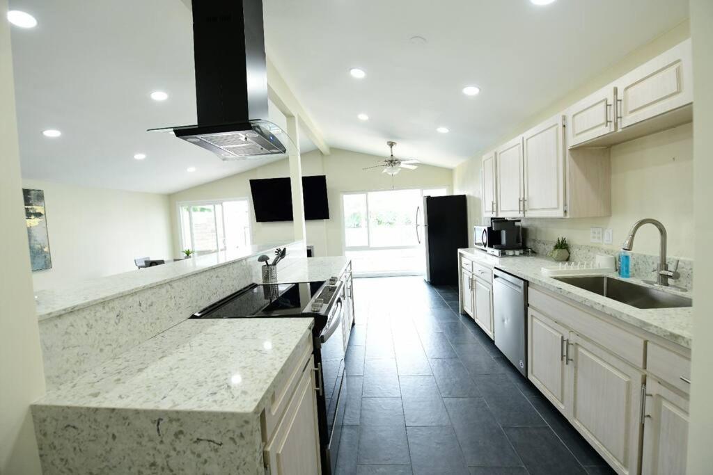Entire Home, Pool, Free Parking, Wifi, Family Neighborhood! San Diego